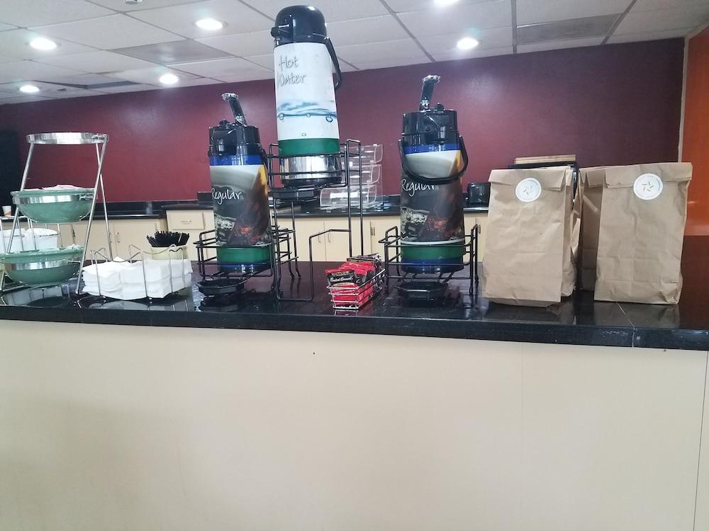 Quality Inn Emporia Bagian luar foto