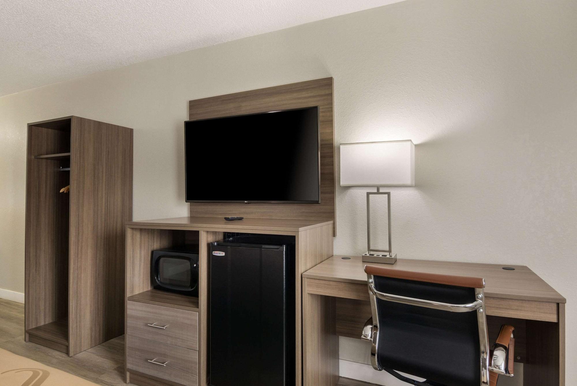 Quality Inn Emporia Bagian luar foto