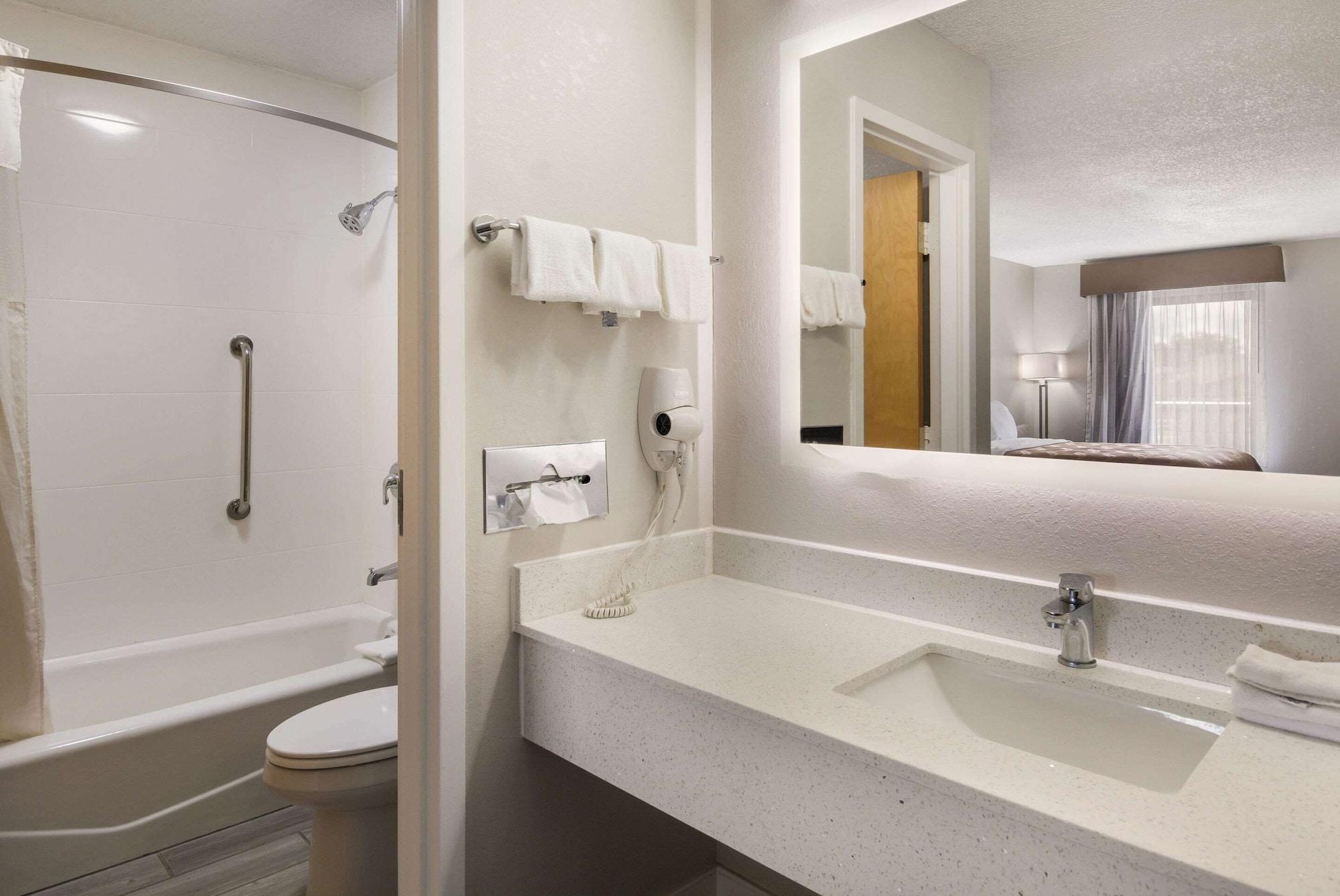 Quality Inn Emporia Bagian luar foto