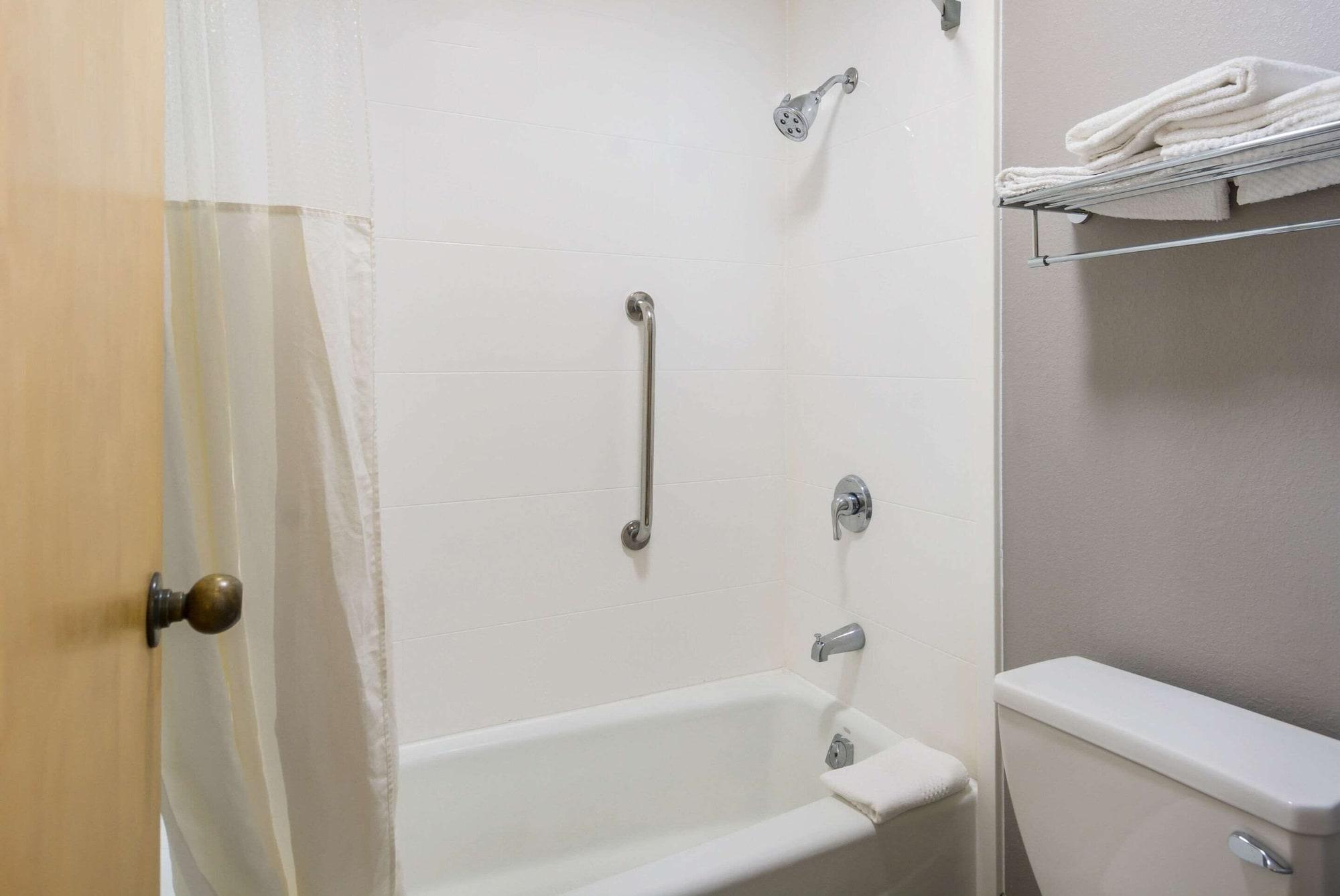 Quality Inn Emporia Bagian luar foto