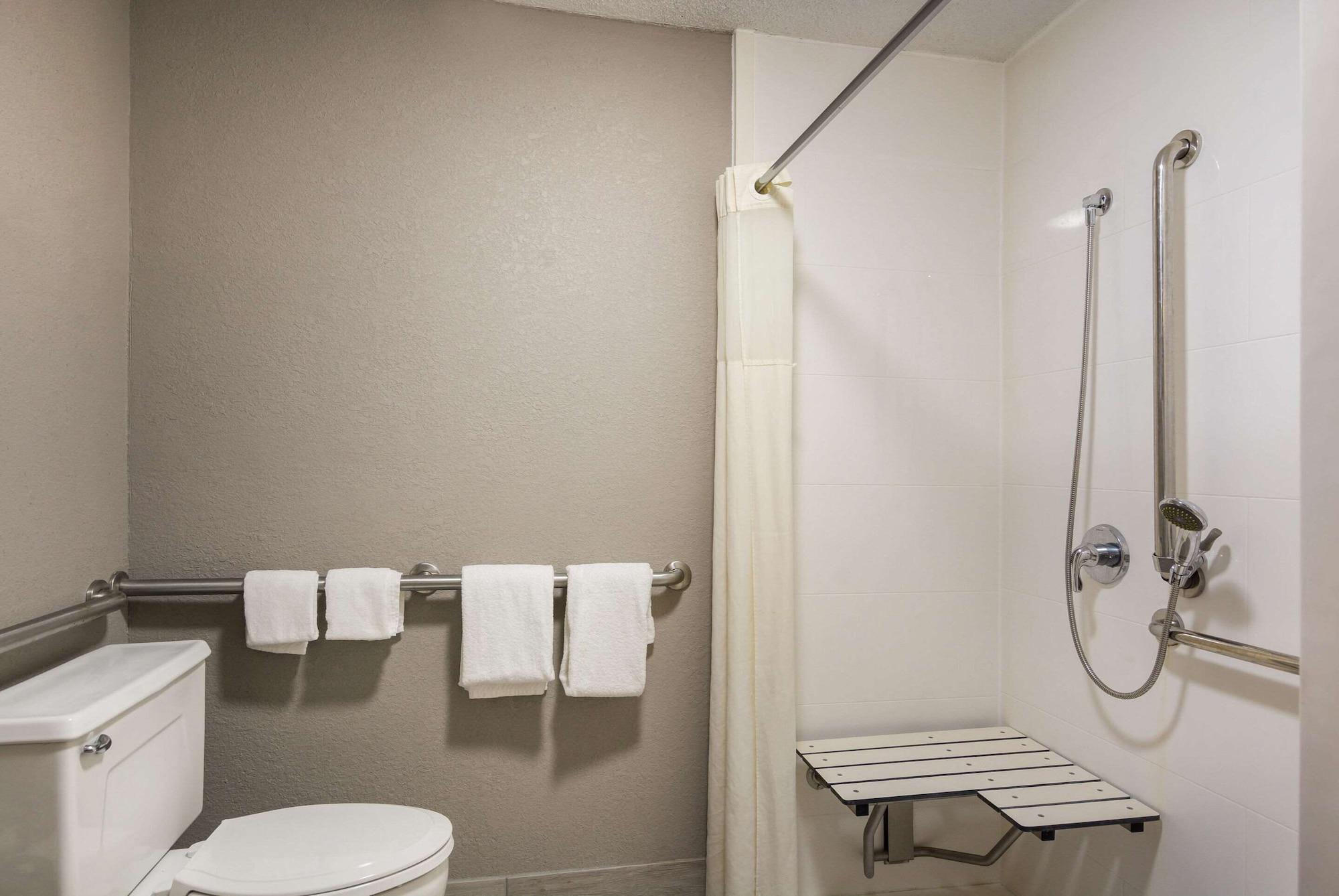Quality Inn Emporia Bagian luar foto